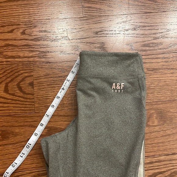 Abercrombie & Fitch 1892 woman’s activewear super crop leggings capri size M - Picture 9 of 9